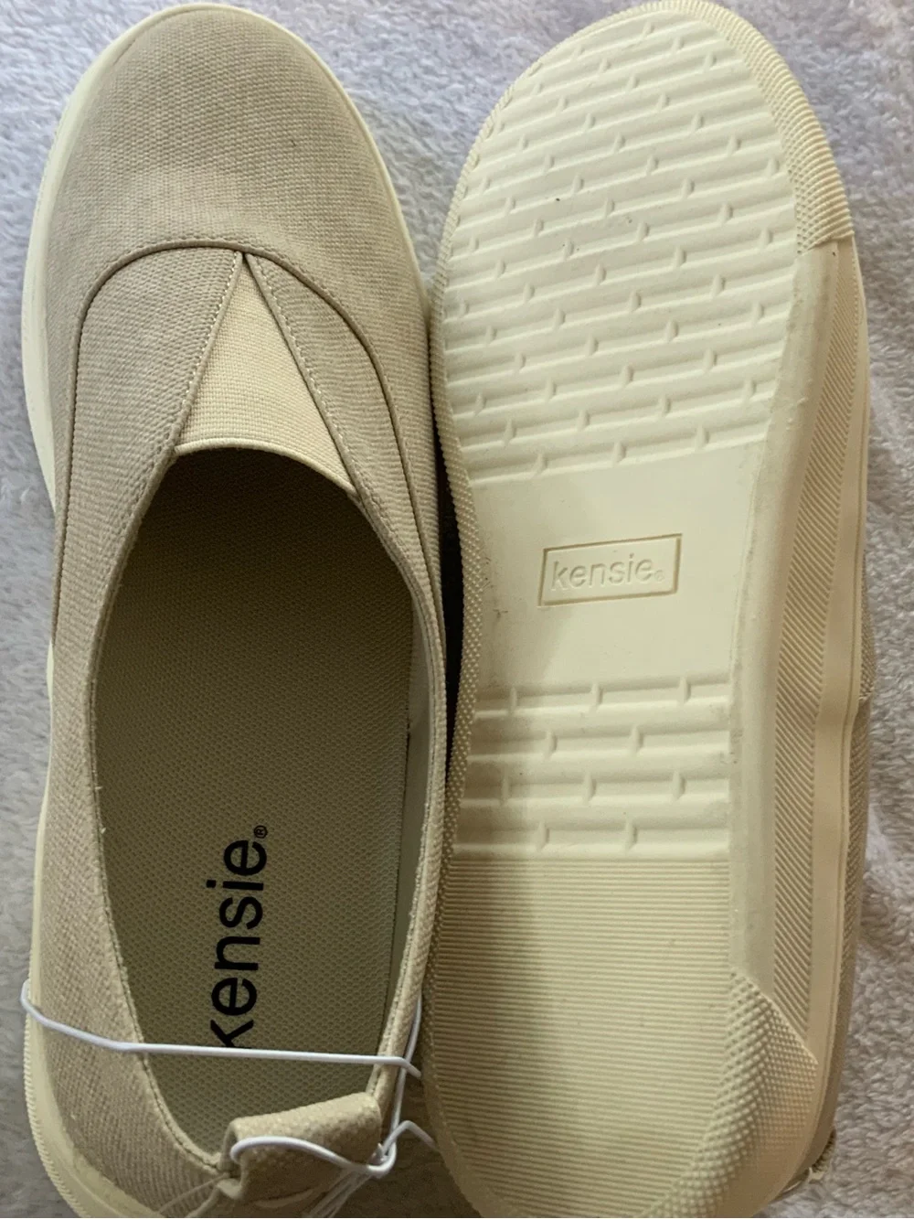 kensie women’s  Slip-On Canvas Sneakers in Beige nwt size 8. SKU 3247